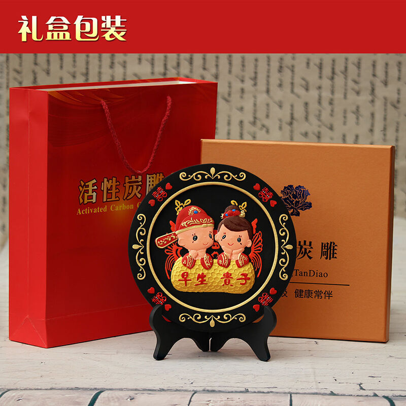 門(mén)扉喜結(jié)良緣 一尊活性炭雕，兩心永恒見(jiàn)證